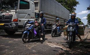 Rusak dan Berlubang, Ini Penampakan Kondisi Jl Adi Sumarmo Colomadu Karanganyar