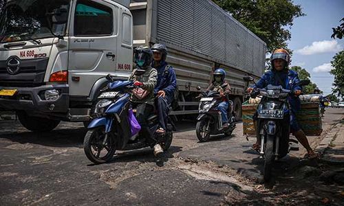 Rusak dan Berlubang, Ini Penampakan Kondisi Jl Adi Sumarmo Colomadu Karanganyar