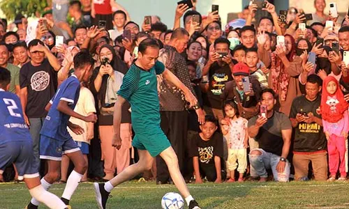 Momen Seru Presiden Jokowi Bermain Sepak Bola Bersama Anak-anak SSB Gorontalo