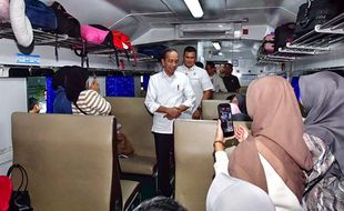 Presiden Jokowi Tinjau Arus Mudik Lebaran di Stasiun Pasar Senen Jakarta