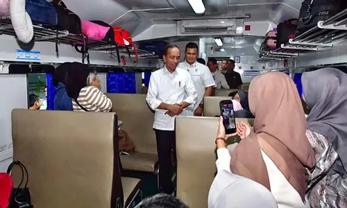 Presiden Jokowi Tinjau Arus Mudik Lebaran di Stasiun Pasar Senen Jakarta