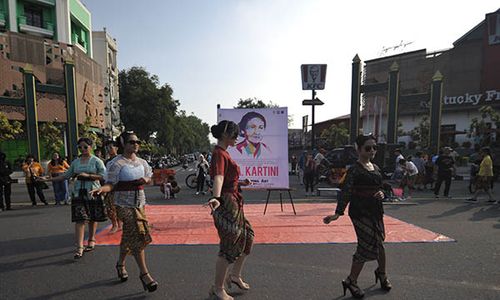 Peringati Hari Kartini, SMK Marsudirini Solo Gelar Fashion Show di CFD