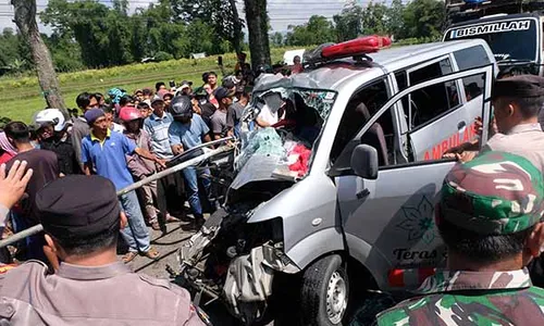 Tabrakan Ambulans Bawa Jenazah Vs Bus di Jalur Mudik Temanggung