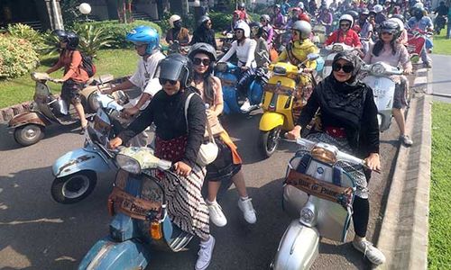 Rayakan Hari Kartini, Ratusan Perempuan Berkebaya Konvoi Skuter Keliling Kediri