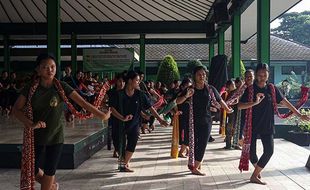 Latihan Menari Siswa SMKN 8 Solo Sambut Hari Tari Sedunia 2024