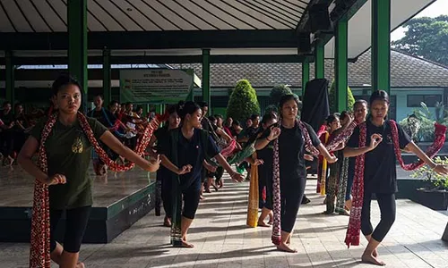 Latihan Menari Siswa SMKN 8 Solo Sambut Hari Tari Sedunia 2024