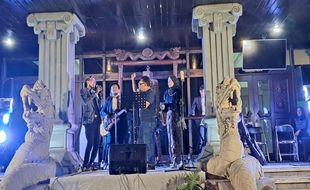 Tembang Kenangan Mengalun di Live Music Monumen Pers Nasional Solo