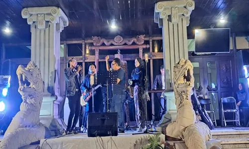 Tembang Kenangan Mengalun di Live Music Monumen Pers Nasional Solo