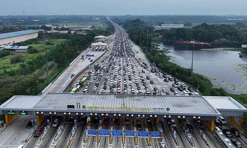 Penampakan Antrean Panjang Mobil di GT Cikampek Utama pada Puncak Arus Balik