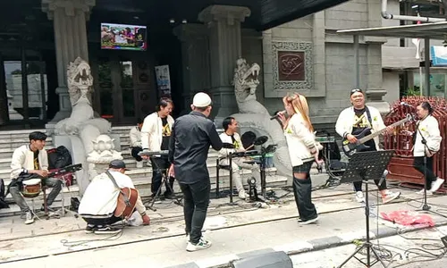 Hibur Masyarakat Solo Jelang Buka Puasa, Mr Boyz Konser di Pinggir Jalan