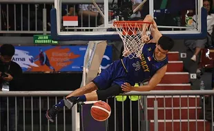 Potret Aksi Pebasket Pandu Wiguna Juara Slam Dunk Contest IBL All-Star 2024