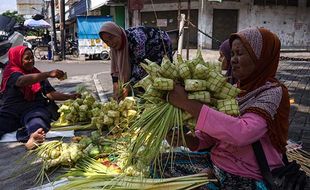 Pedagang Musiman Selongsong Ketupat di Pasar Legi Solo