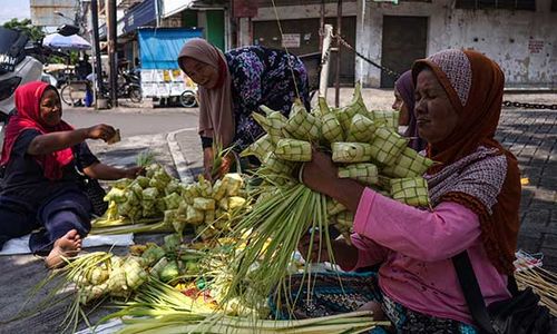 Pedagang Musiman Selongsong Ketupat di Pasar Legi Solo