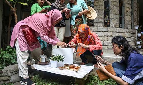 Pelatihan Fotografi dengan Kamera Ponsel bagi Perempuan di Semarang