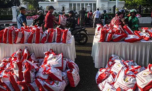 Presiden Jokowi Bagikan Sembako ke 1.000 Warga di Depan Istana Merdeka