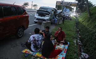 Momen Pemudik Buka Puasa di Bahu Jalan Tol Semarang-Bawen