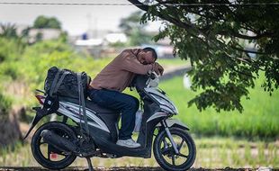 Melepas Lelah, Pemudik Sepeda Motor Tidur di Tepi Jalan Pantura Indramayu