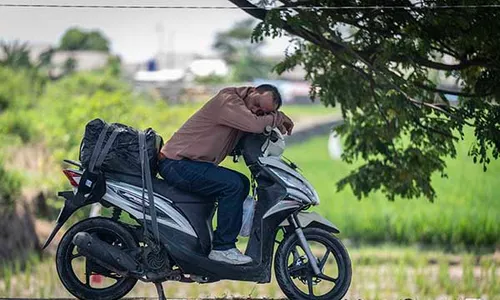 Melepas Lelah, Pemudik Sepeda Motor Tidur di Tepi Jalan Pantura Indramayu