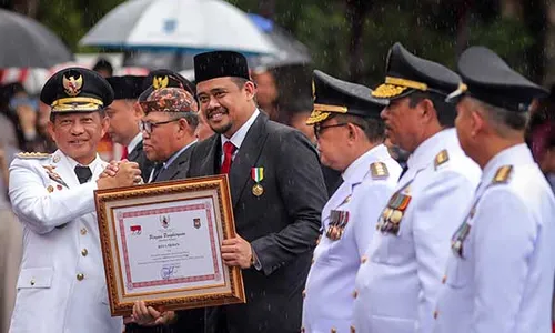 Mendagri Serahkan Penghargaan Kepala Daerah Berprestasi di Peringatan Hari Otda