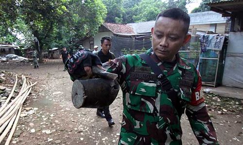 Penyisiran Serpihan Amunisi di Permukiman Warga Pascaledakan Gudmurah Bogor