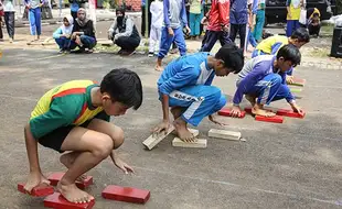 Seru! Ratusan Siswa Adu Cepat Lomba Permainan Tradisional di Semarang