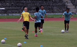 Jelang Lawan Persita, Coach Milo Pimpin Latihan Persis Solo di Sriwedari