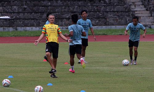 Jelang Lawan Persita, Coach Milo Pimpin Latihan Persis Solo di Sriwedari