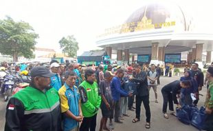 Baznas Karanganyar Salurkan Zakat Fitrah dan Bingkisan Lebaran