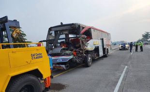 Bus Eka Seruduk Truk Muatan Keramik di Tol Kebakkramat Karanganyar, 1 MD 4 Luka