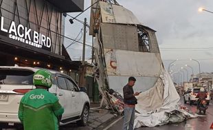 Papan Reklame Fly Over Palur Karanganyar Ikut Ambruk, Sempat Kenai Mobil