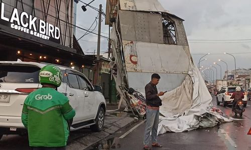 Papan Reklame Fly Over Palur Karanganyar Ikut Ambruk, Sempat Kenai Mobil