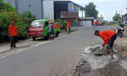 Pemuda Pancasila Tawangsari Karanganyar Tambal Jalan Rusak di Kerjo