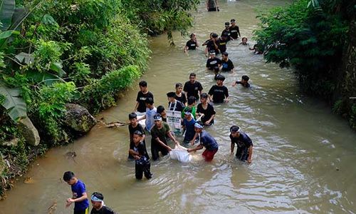 Aksi Santri di Temanggung Bersih-bersih Sampah Sungai Peringati Hari Bumi