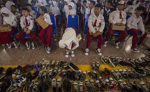 Ratusan Siswa Kurang Mampu di Indramayu Terima Bantuan Sedekah 1.000 Sepatu