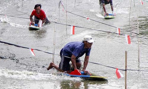 Keseruan Ski Lot, Tradisi Selancar Lumpur di Pasuruan Meriahkan Lebaran Ketupat