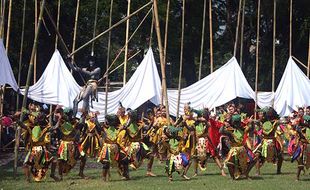 Pertunjukan Tari Kolosal Meriahkan Solo Menari 2024 di Taman Sriwedari