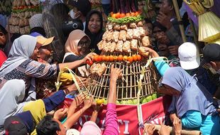 Ribuan Warga Berebut Gunungan Ketupat di Tradisi Syawalan Bukit Sidoguro Klaten