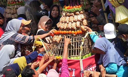 Ribuan Warga Berebut Gunungan Ketupat di Tradisi Syawalan Bukit Sidoguro Klaten