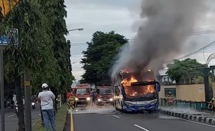 Bus PO Haryanto Terbakar di Ring Road Sleman Jogja, Warga Heboh