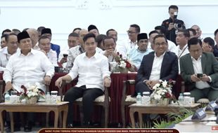 Peluk Anies, Prabowo: Senyum Anda Berat Sekali