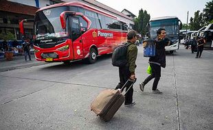 H-8 Lebaran, Pemudik Tujuan Sumatra Padati Terminal Kampung Rambutan