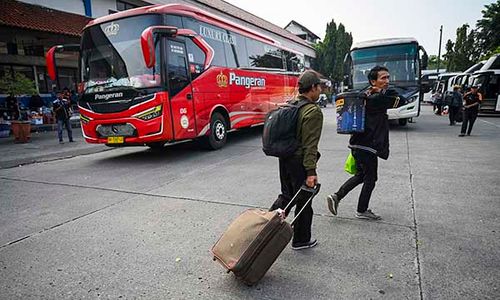 H-8 Lebaran, Pemudik Tujuan Sumatra Padati Terminal Kampung Rambutan