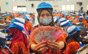 Sumringah, Puluhan Ribu Buruh Rokok PT Djarum Terima THR Jelang Lebaran