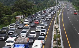 Arus Balik, Kendaraan Terjebak Macet di Jalur One Way Tol Cipali KM 75