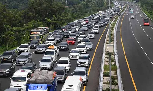 Arus Balik, Kendaraan Terjebak Macet di Jalur One Way Tol Cipali KM 75