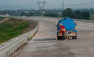 Pembersihan Sisa Material Jelang Pembukaan Tol Fungsional Solo-Jogja