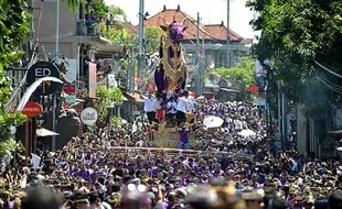 Ribuan Warga Iringi Prosesi Upacara Pelebon Tokoh Adat di Ubud Bali