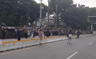 Ricuh, Aksi Unjuk Rasa di Monas Diwarnai Saling Lempar Batu