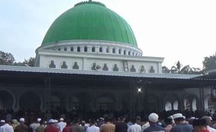 Jemaah Ponpes Mahfilud Dluror di Jember Berlebaran Hari Ini