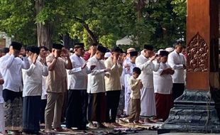 Idulfitri Terakhir sebagai Wali Kota Solo, Gibran Salat Berjemaah di Balai Kota